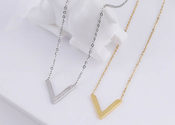 V Letter words necklace female luxury chain fashion 18K gold logo popular accessories titanium steel necklace female